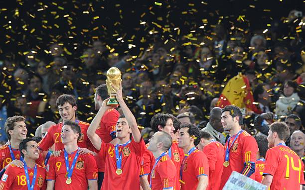 Sergio Busquets raises the world cup trophy 