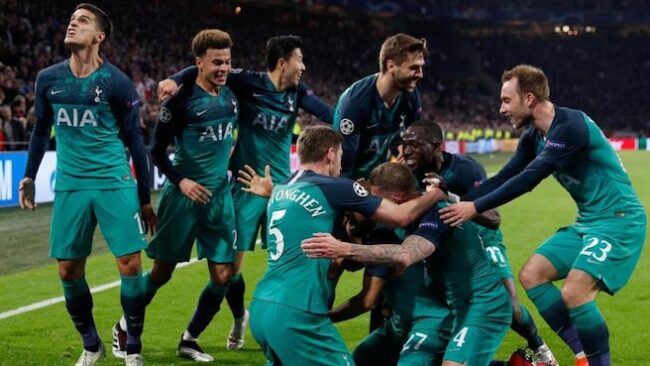 Tottenham players celebrating after Moura's epic goal 