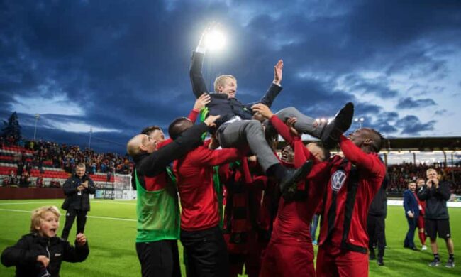 Graham Potter lifted by Oestersund players 